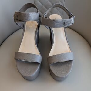 Guess Gray/Tan Size 8 Women's Platform Sandals